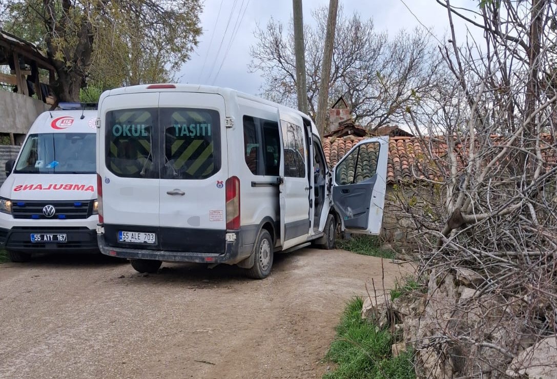 Vezirköprü’de Servis Aracı Direğe Çarptı: 11’i Öğrenci 12 Yaralı