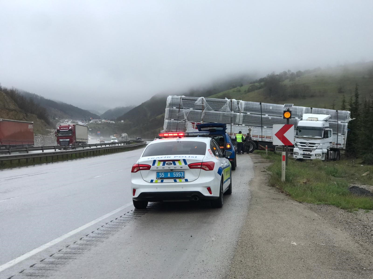 Samsun’da Yağış Kazaya Neden Oldu: Tır Yoldan Çıktı