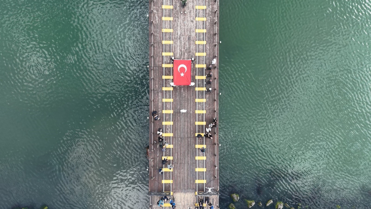 Samsun’da bayrak gençliğe emanet edildi