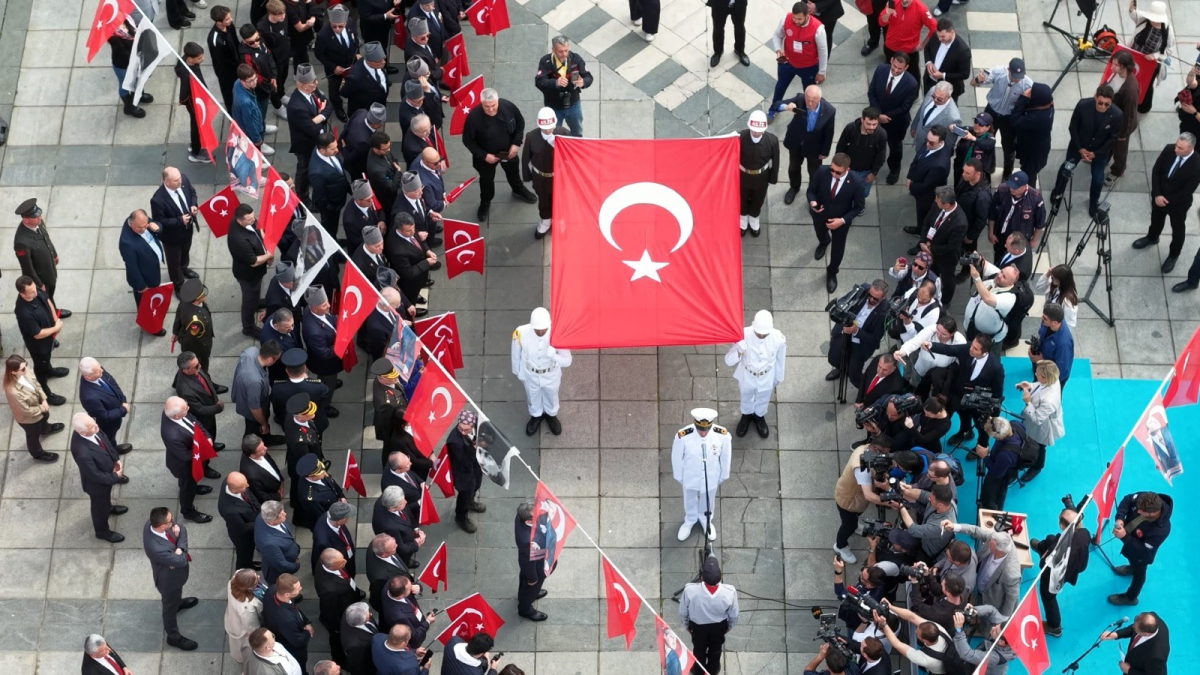Samsun’da bayrak gençliğe emanet edildi