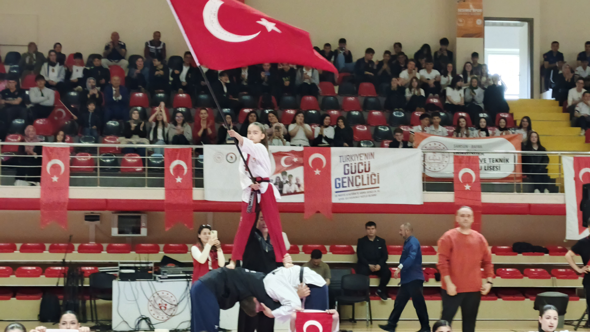 Bafra’da 19 Mayıs coşkusu meydanlara taştı