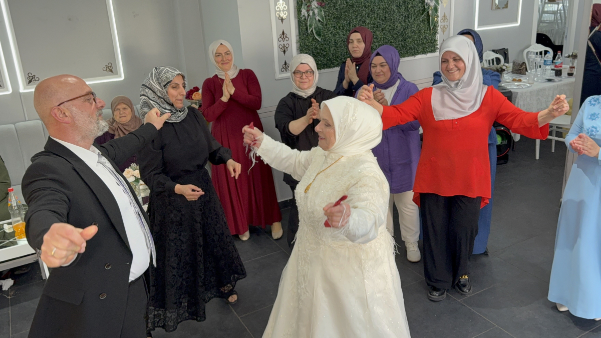 52 Yıllık Hasret Mutlu Sonla Bitti: Hayallerindeki Düğünü Yaptılar