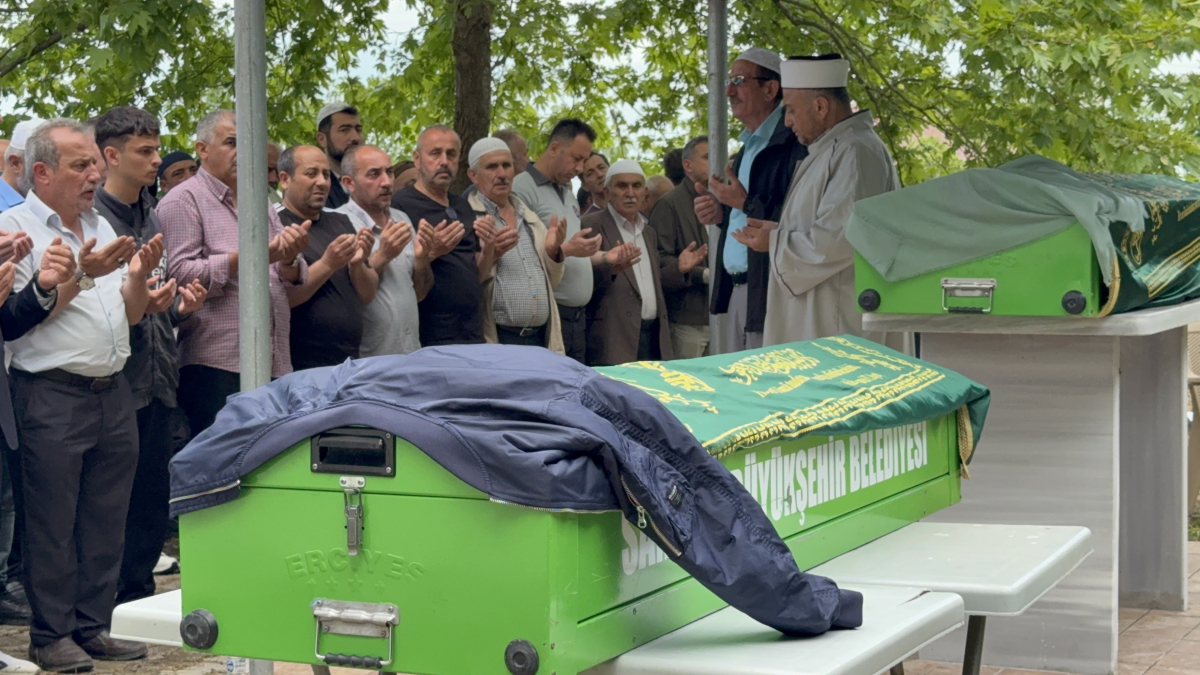 Bayram Yolunda Hayatlarını Kaybeden Genç Çift Yan Yana Defnedildi