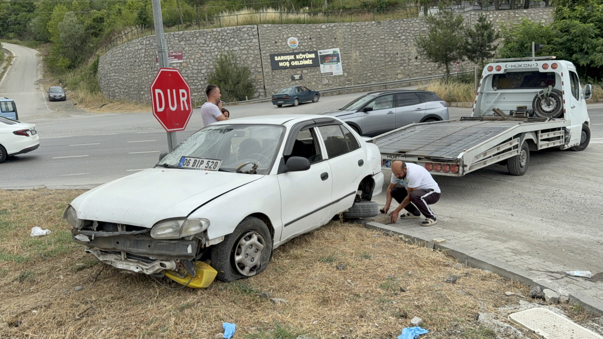 Otomobilin refüje çıktığı kaza maddi hasarla atlatıldı