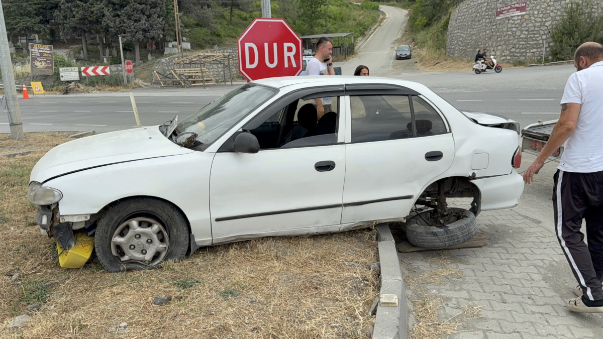 Otomobilin refüje çıktığı kaza maddi hasarla atlatıldı