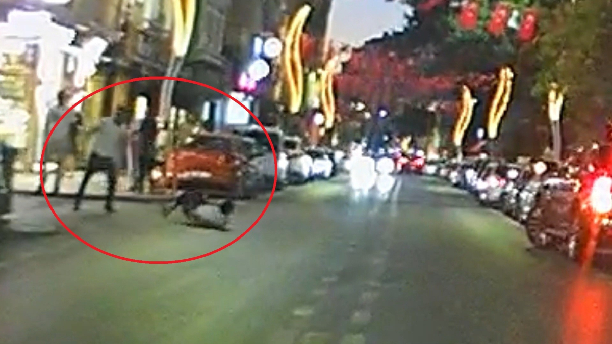 Samsun'da taşkınlık yapan alkollü şahsı tek yumrukla yere serdi: O anlar kamerada