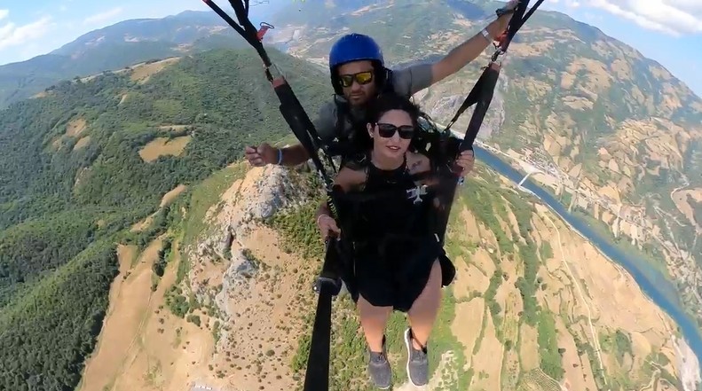 Kazada hayatını kaybeden paraşüt pilotu Bayram Kurt gökyüzünde anıldı