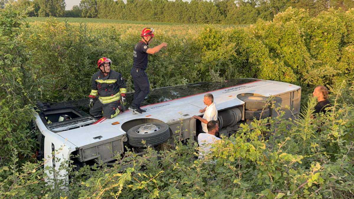 Samsun’da özel halk otobüsü devrildi: 21 yaralı