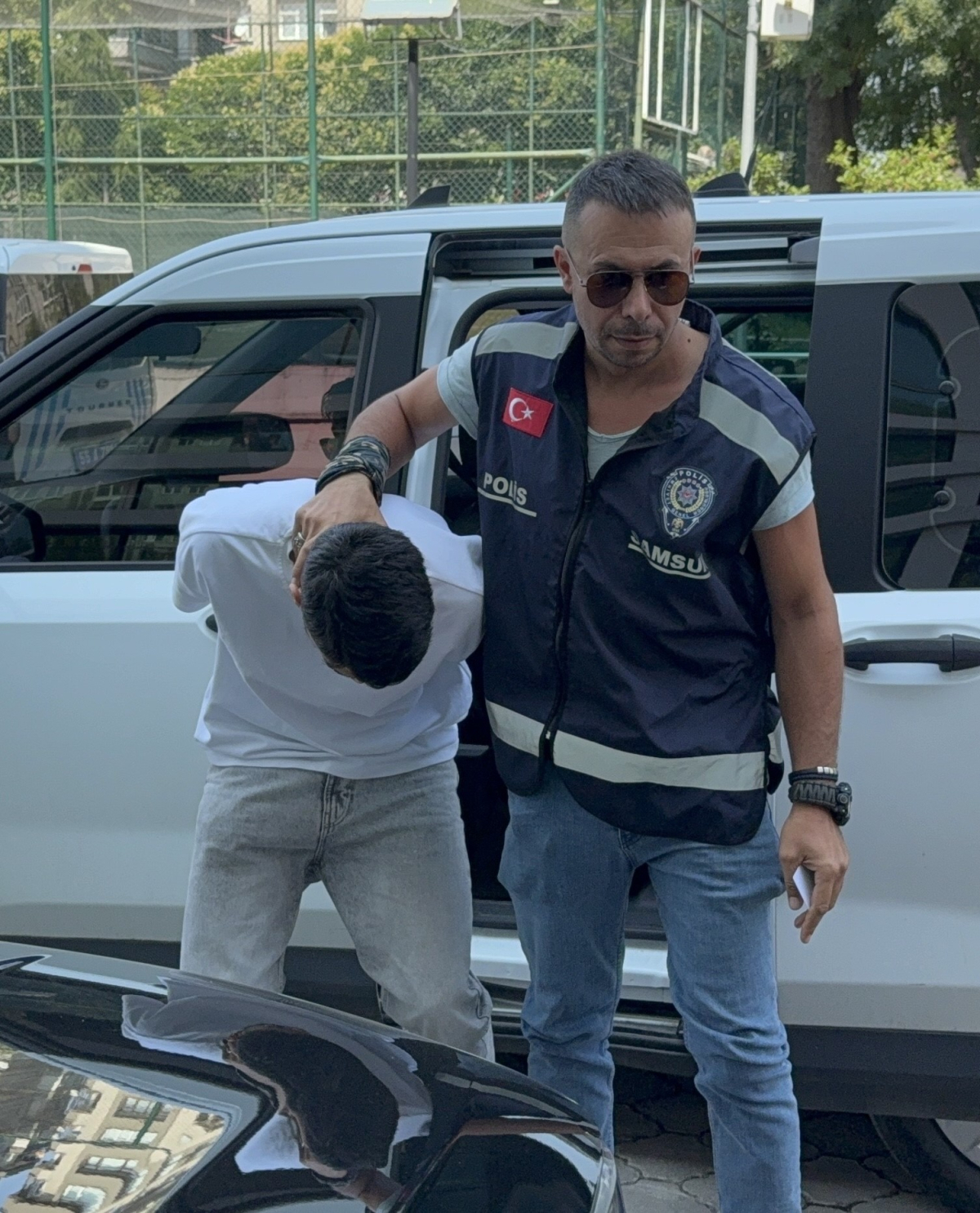 Kız arkadaşının kollarını kızgın kepçeyle yaktı