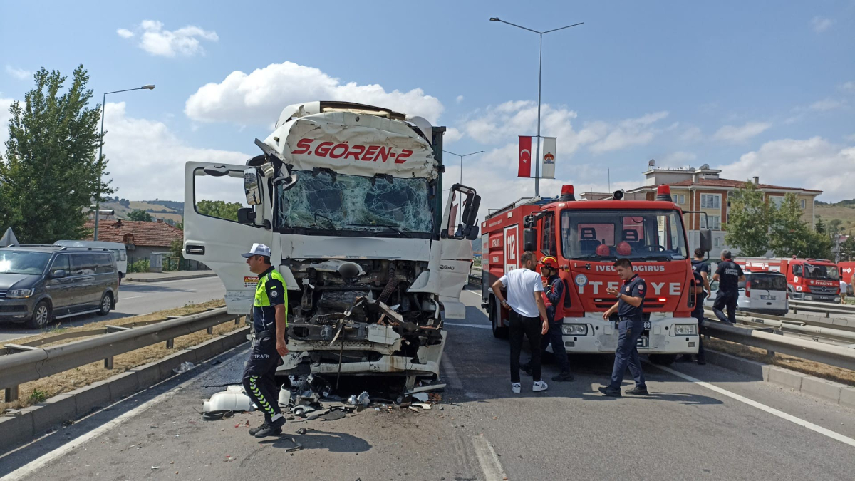 Tavuk yüklü tır, önündeki kamyona çarptı: 2 yaralı