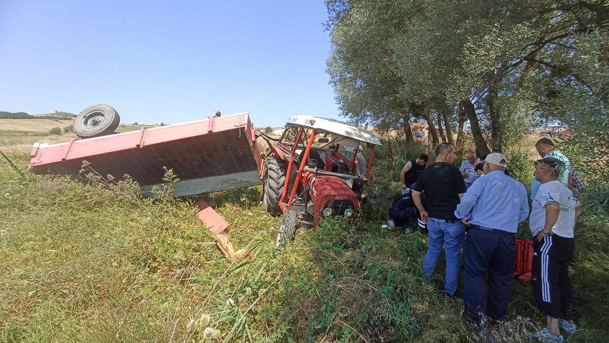 Buğday yüklü traktör devrildi, sürücü yaralandı