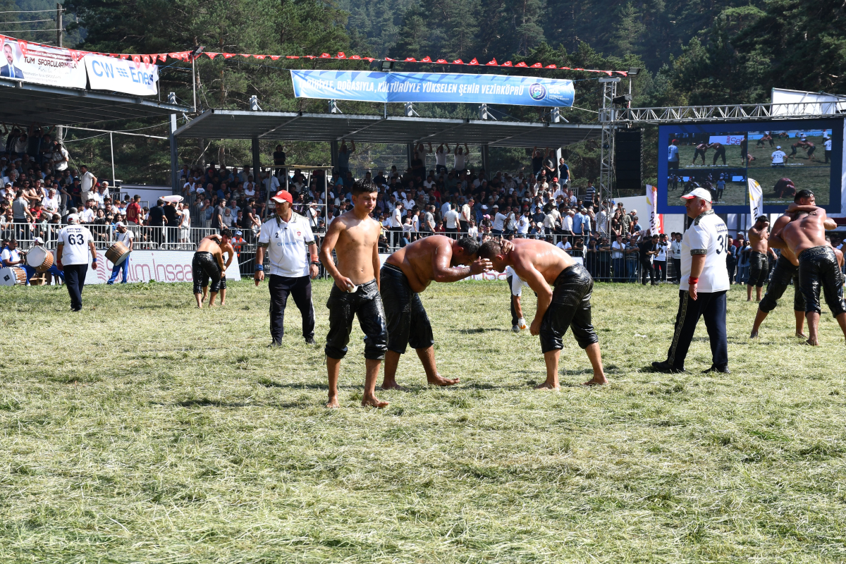 Vezirköprü'de Geleneksel Kunduz Yağlı Güreşleri gerçekleştirildi
