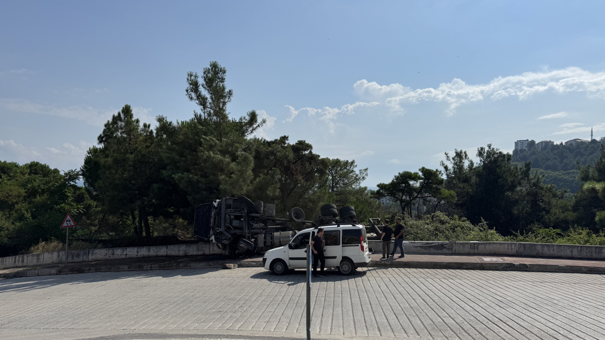 Samsun’da Faciadan Dönüldü! Freni Boşalan Tır Şarampole Yuvarlandı