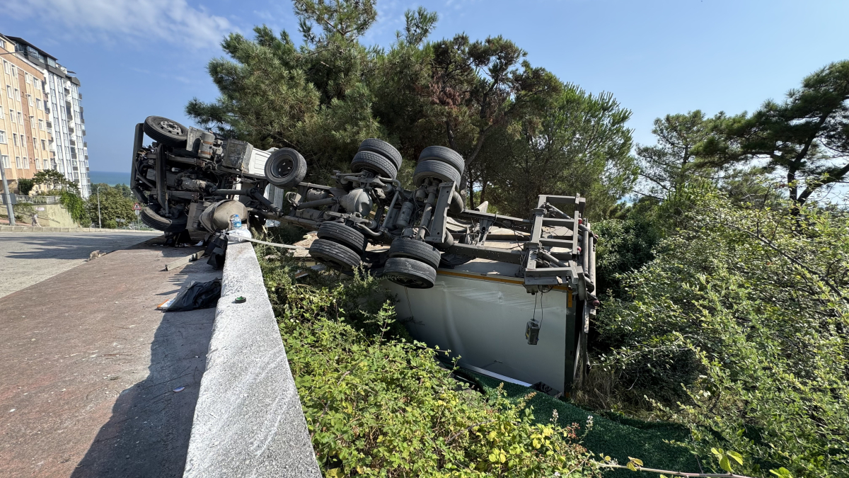Samsun’da Faciadan Dönüldü! Freni Boşalan Tır Şarampole Yuvarlandı