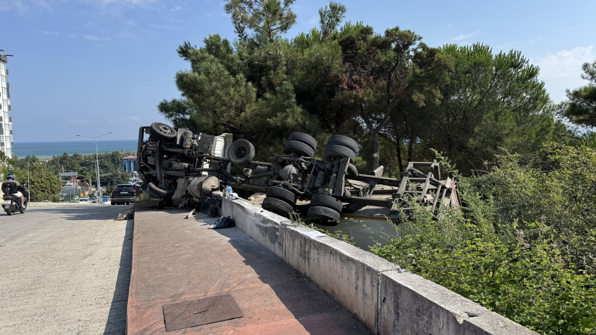 Samsun’da Faciadan Dönüldü! Freni Boşalan Tır Şarampole Yuvarlandı