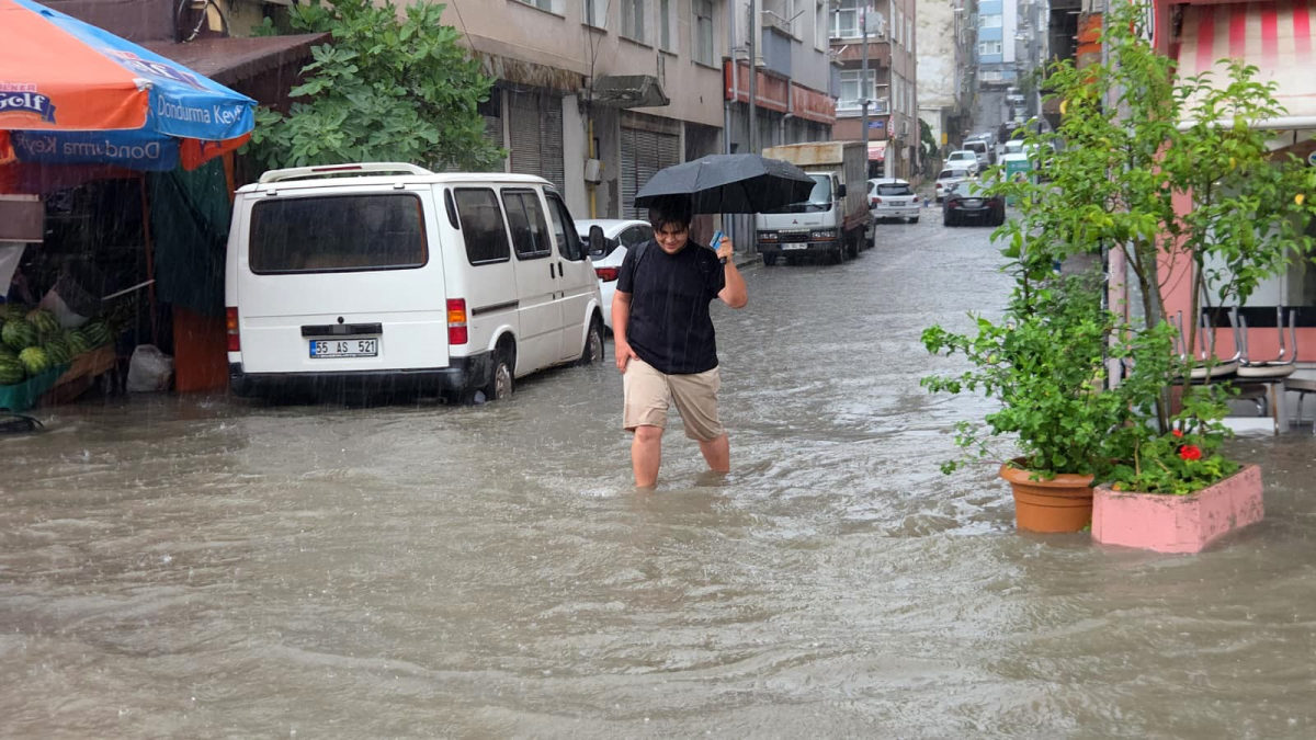 Samsun sağanağa teslim: Canik'te yollar göle döndü
