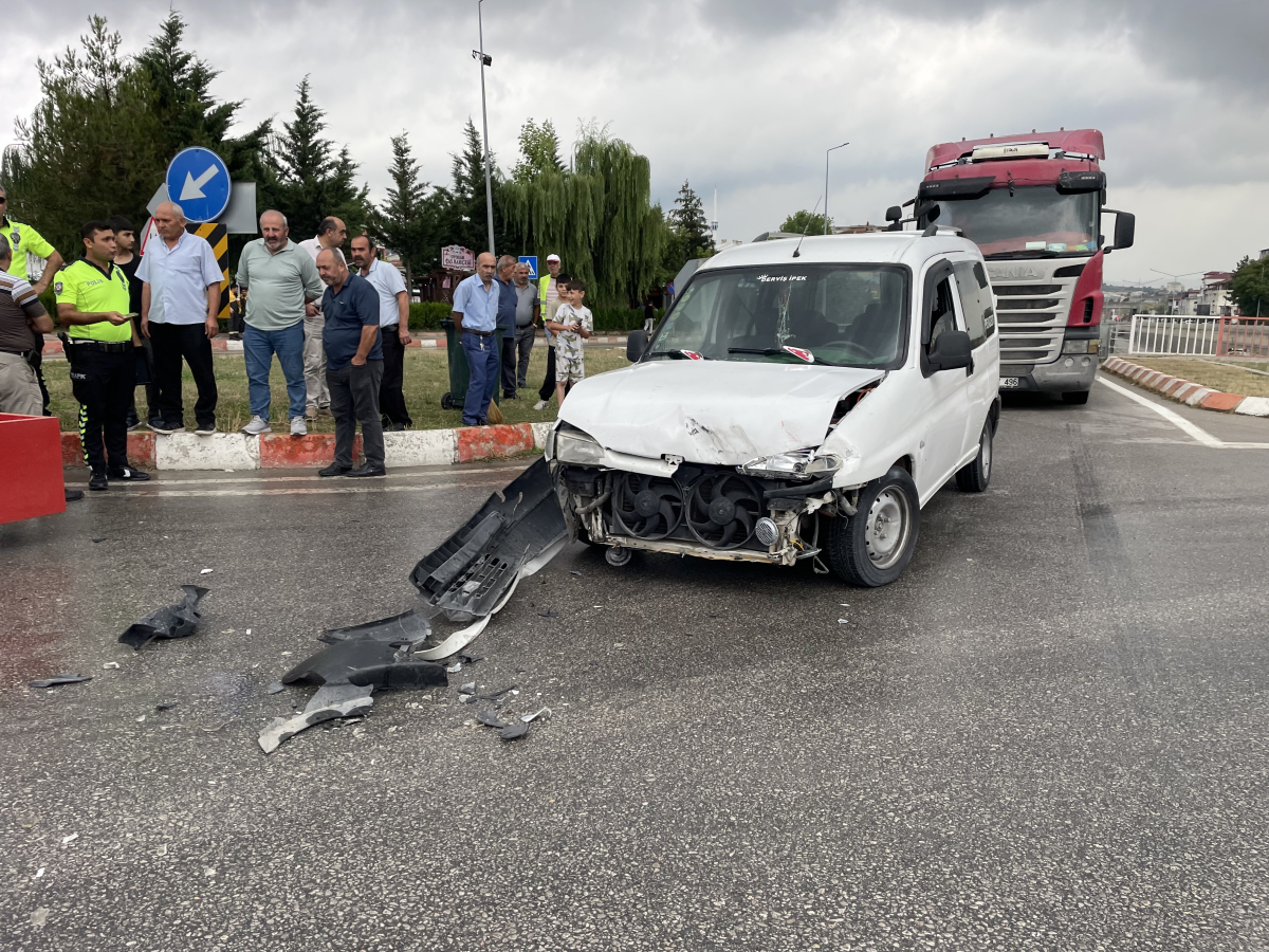 Hafif ticari araç ile traktör çarpıştı