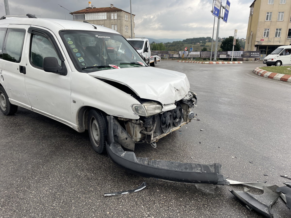 Hafif ticari araç ile traktör çarpıştı