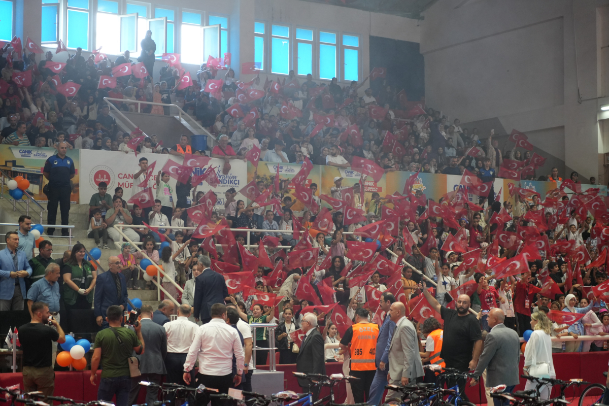 Samsun'da camiler çocuklarla şenlendi, 2 bin 500 çocuk hediyelerine kavuştu