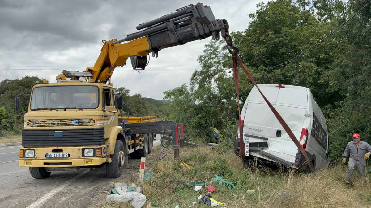 Samsun'da minibüs şarampole yuvarlandı: 2 yaralı