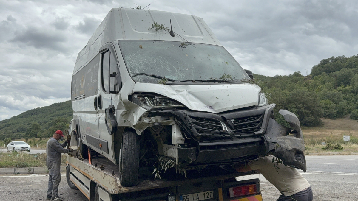 Samsun'da minibüs şarampole yuvarlandı: 2 yaralı