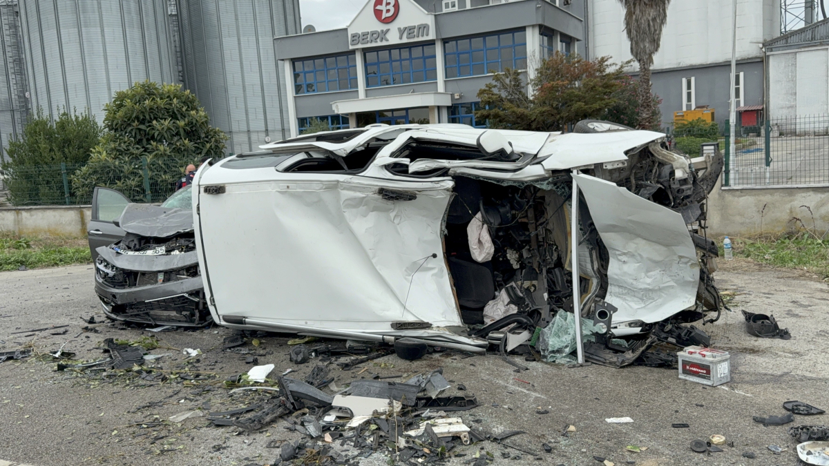 Yoldan çıkan araç havalanarak otomobilin üzerine düştü: 4 yaralı
