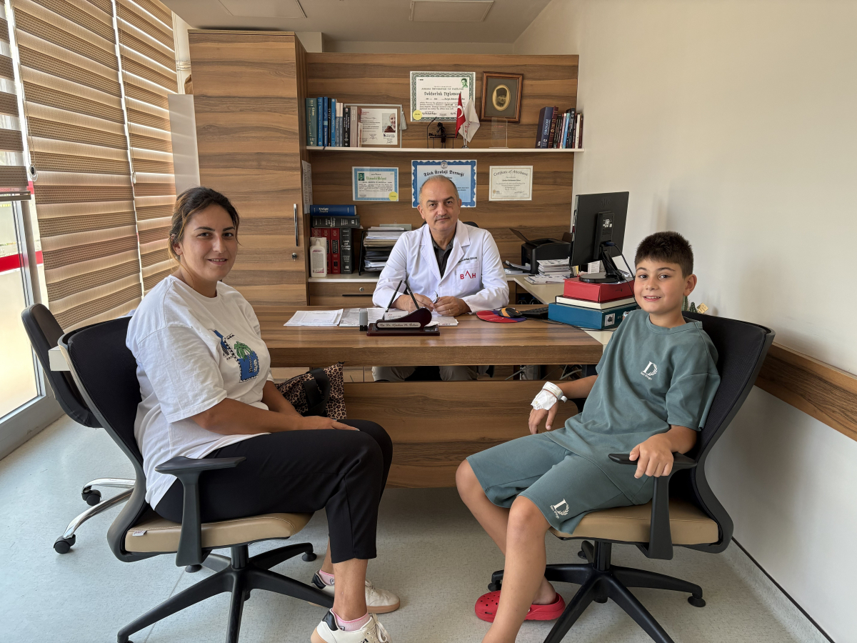 11 yaşındaki çocuğun 12 milimetrelik böbrek taşı tek seansta temizlendi
