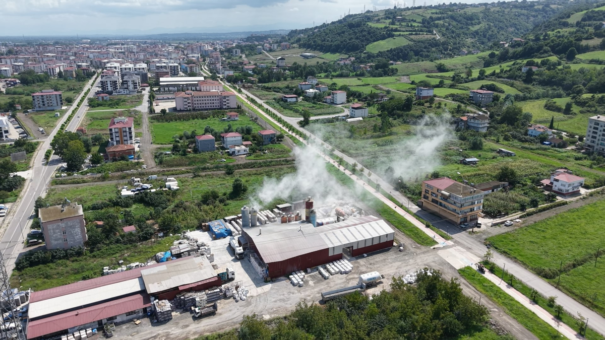 Fabrika bacasından çıkan duman korkuttu