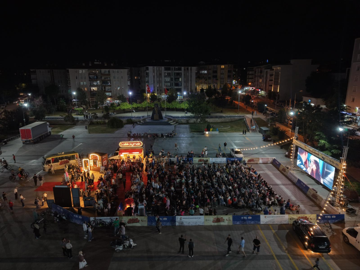 BÜYÜKŞEHİR’İN AÇIK HAVA SİNEMA GECELERİ İLE SAMSUN’UN YAZ AKŞAMLARI RENKLENİYOR