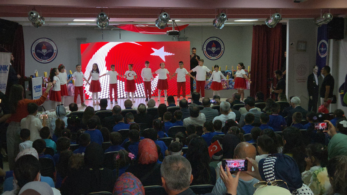 Canik’te birinci sınıf öğrencilerine çanta ve kırtasiye seti dağıtıldı