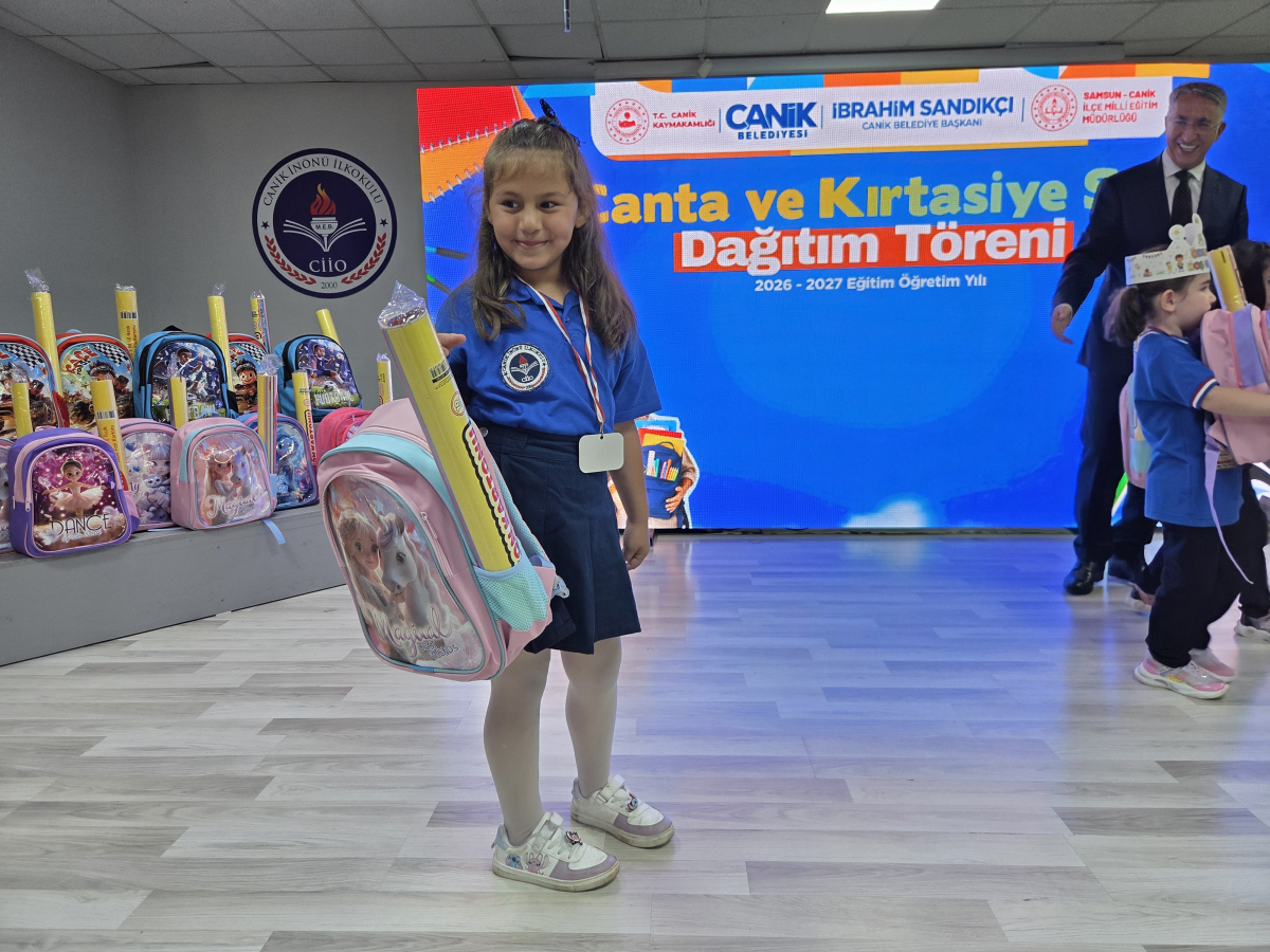 Canik’te birinci sınıf öğrencilerine çanta ve kırtasiye seti dağıtıldı