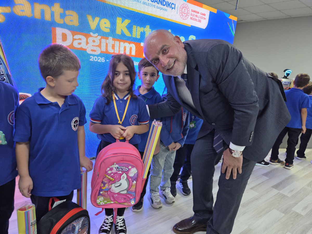 Canik’te birinci sınıf öğrencilerine çanta ve kırtasiye seti dağıtıldı