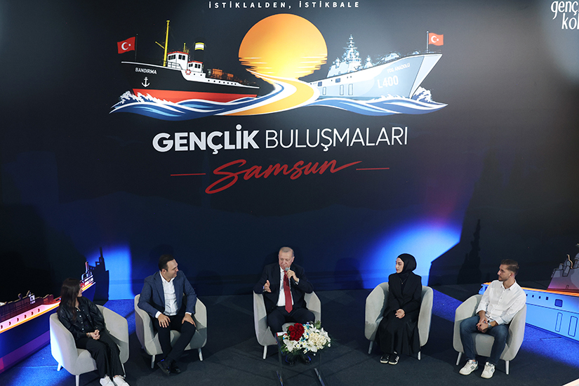 PETEK GENÇ CUMHURBAŞKANI ERDOĞAN’I AĞIRLADI