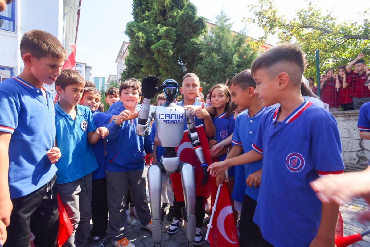 Türkiye'nin nüfusa kayıtlı ilk insansı robotu okulda