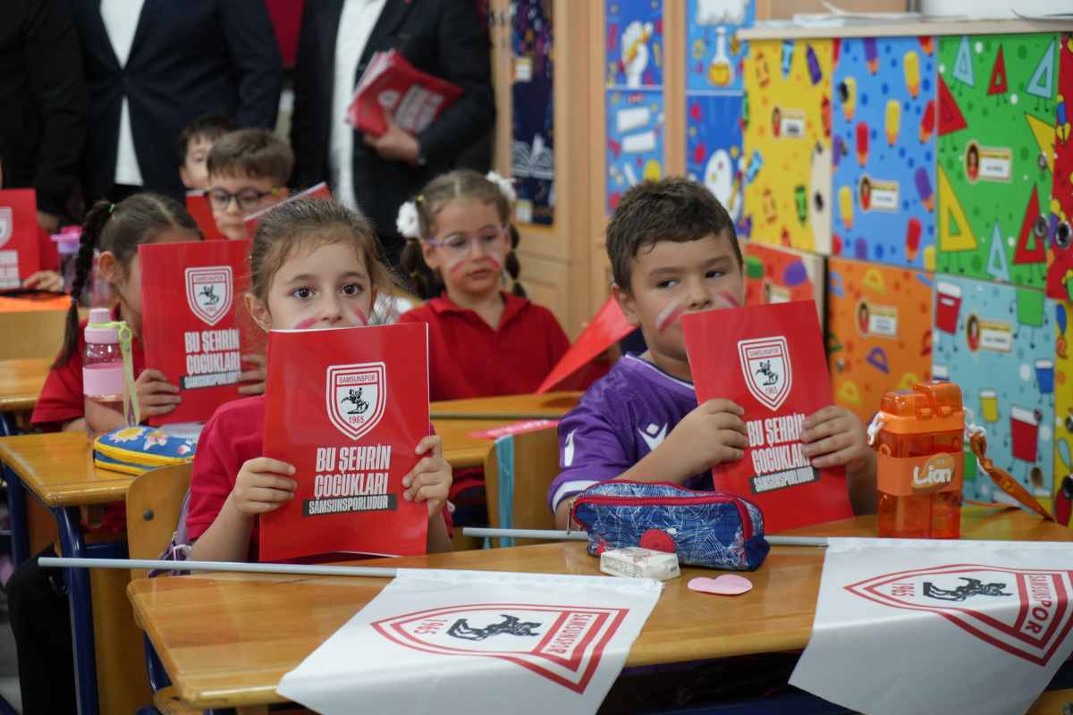 Samsunsporlu futbolculardan ilkokul öğrencilerine defter hediyesi
