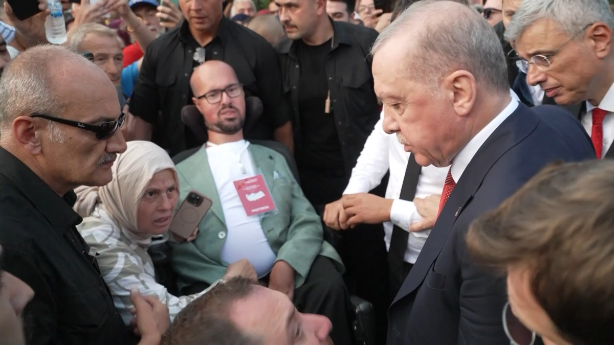 Cumhurbaşkanı Erdoğan'dan engelli gence duygulandıran jest: Otobüsü durdurup yanına gitti