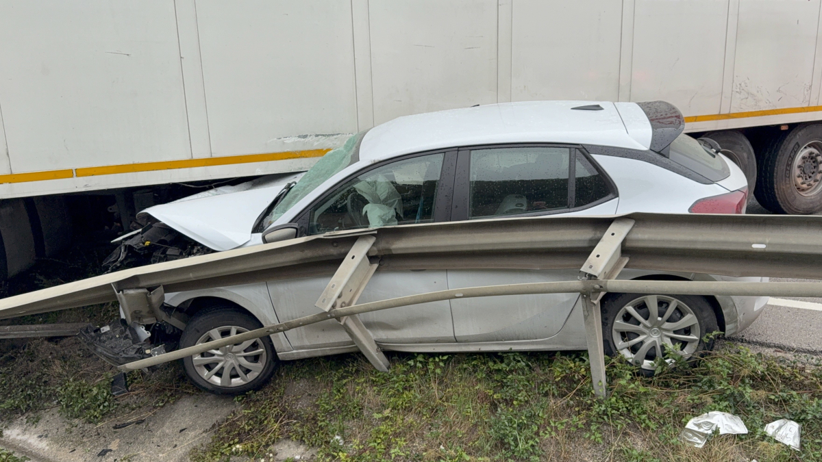 Samsun'da otomobil tırla çarpıştı: 2 yaralı