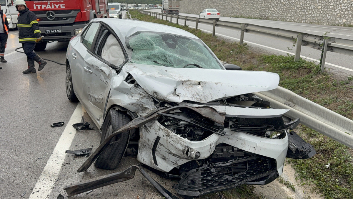 Samsun'da otomobil tırla çarpıştı: 2 yaralı