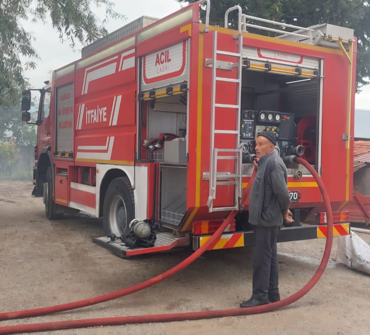 Vezirköprü'de korkutan samanlık yangını