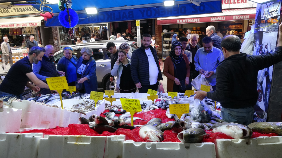 Kiloluk palamut 90 TL'ye düşünce vatandaş tezgahlara akın etti