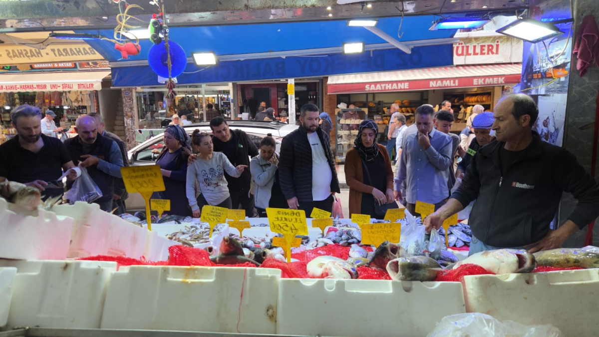 Kiloluk palamut 90 TL'ye düşünce vatandaş tezgahlara akın etti