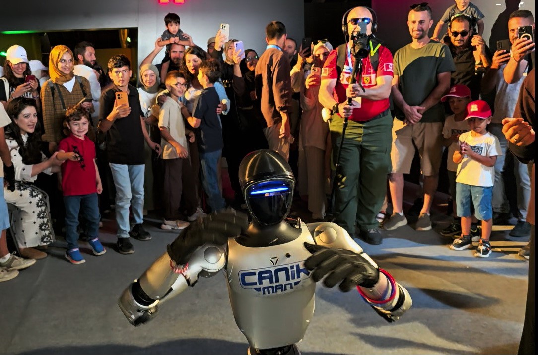 TEKNOFEST'te CANİKMAN rüzgarı: Puşi taktı, dans etti