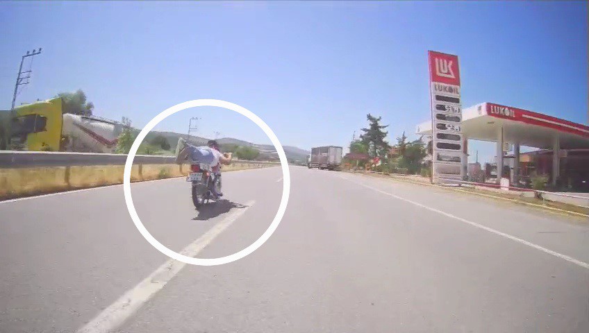 Motosikletin üzerine yatan sürücü araç kameralarına yansıyınca ceza yedi