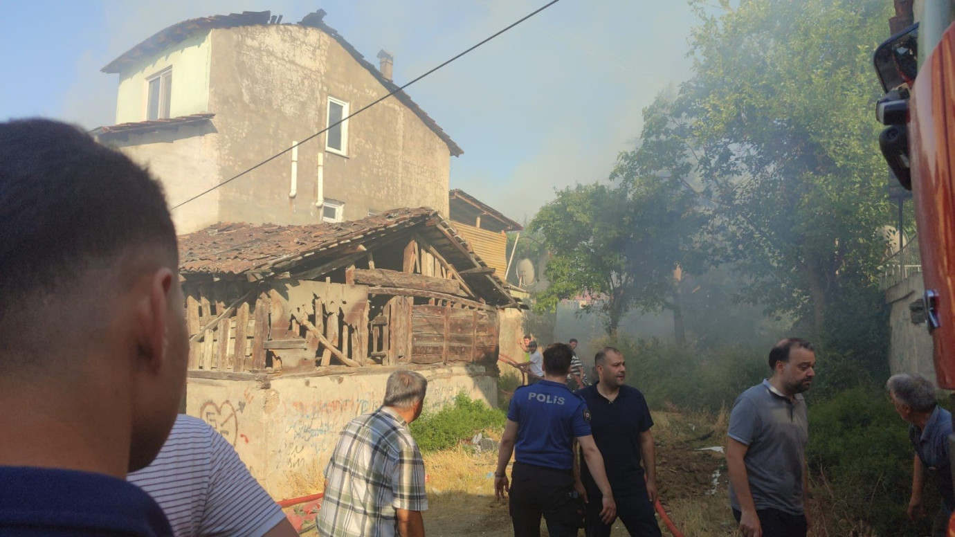 Vezirköprü’de ahşap evde yangın