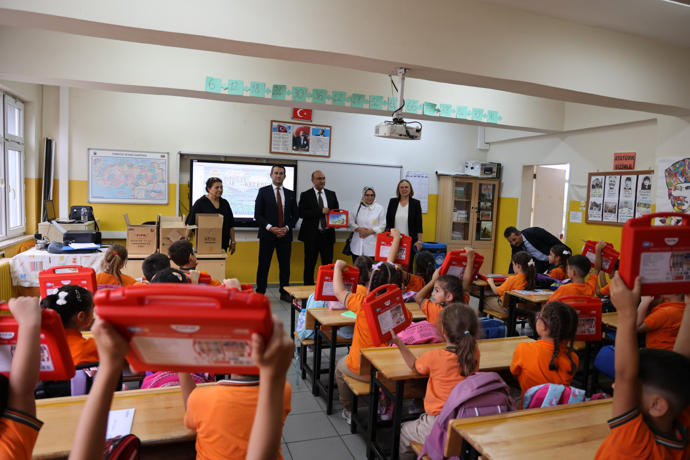 5 ilde 4 bin öğrenciye boyama seti desteği