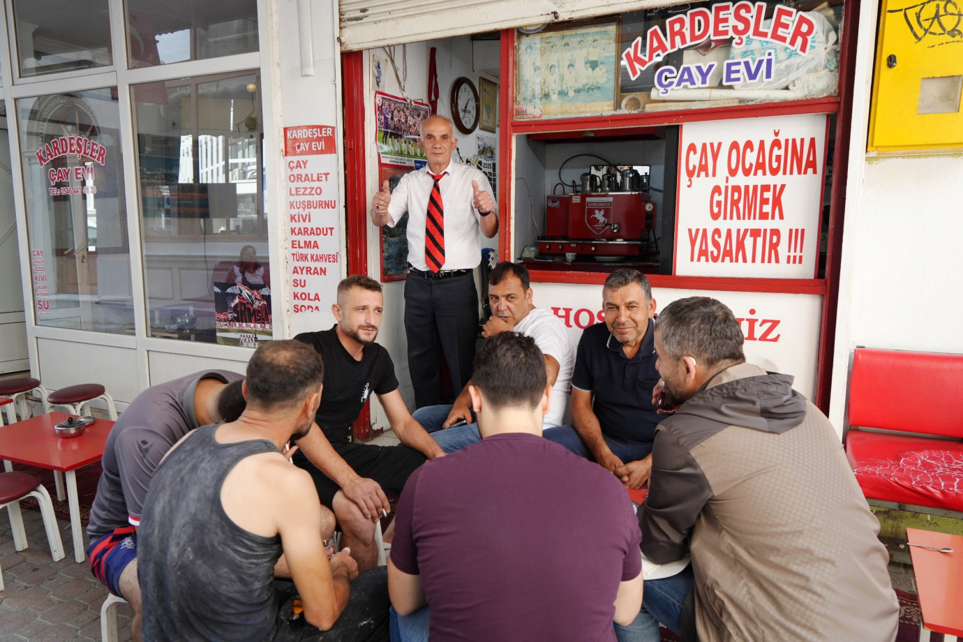 30 yıldır kravatla çay servisi yapıyor