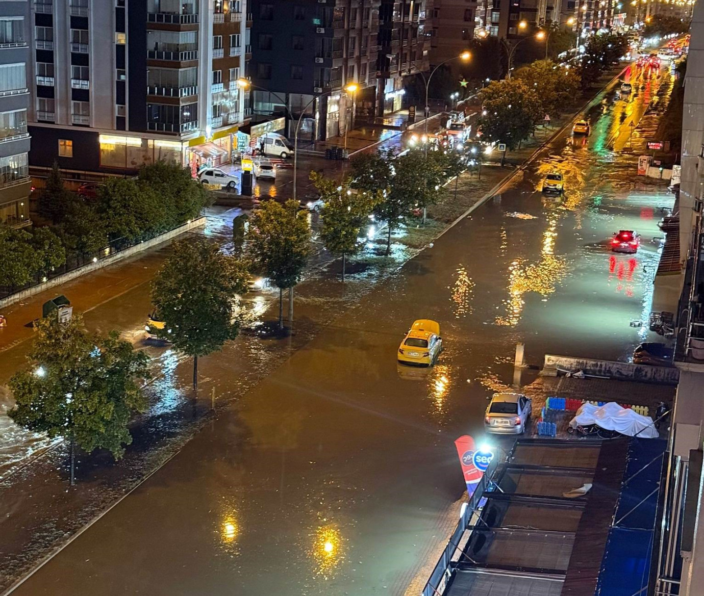 Samsun'da kuvvetli sağanak: Atakum'da ev ve iş yerlerini su bastı