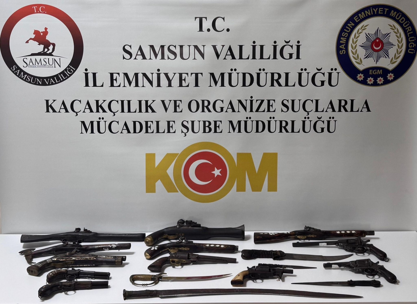 Samsun'da etnografik silah operasyonu: Tabanca, kama ve kılıç ele geçirildi
