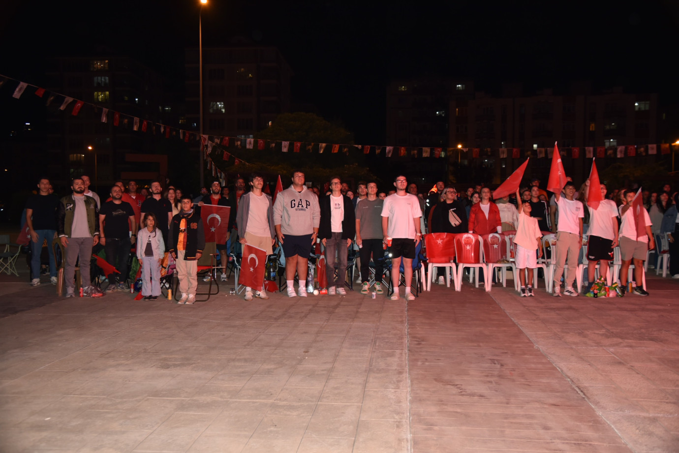 Atakum Belediyesi 12 Dev Adam’ın final heyecanını dev ekranda paylaştı