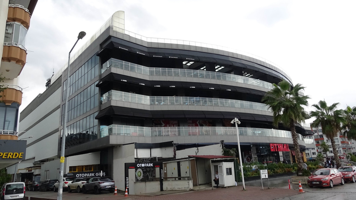 Ruhsatı iptal edilen AVM'de iş yerlerine kapanış tebligatı